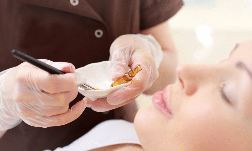 Zabiegi oczyszczające a trądzik — jak przygotować cerę na jesień