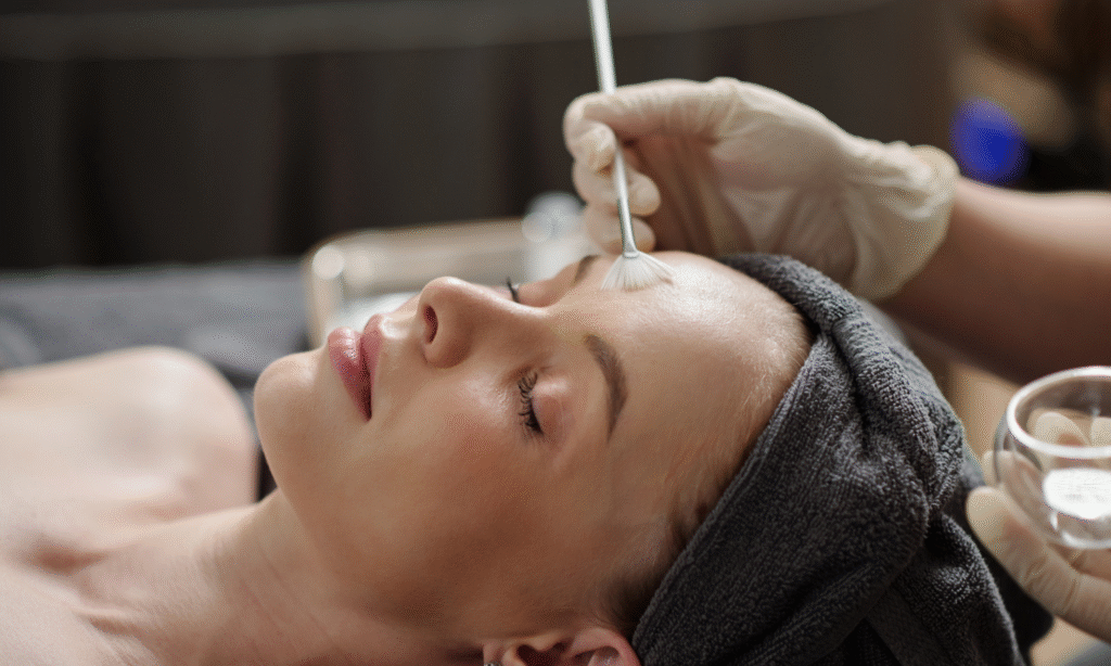 Peeling chemiczny jesienią — dlaczego właśnie teraz skóra regeneruje się najlepiej