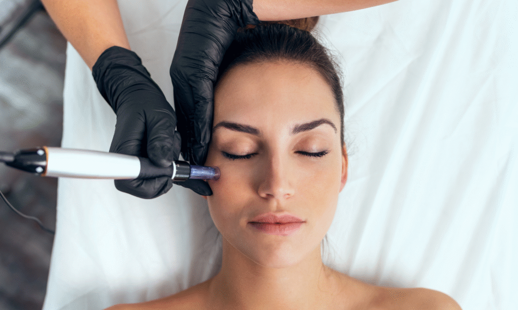 Regeneracja skóry po wakacjach — peelingi, mikronakłuwanie i laseroterapia